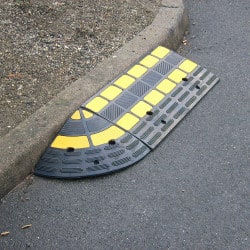 Rampe d'accès pour trottoir avec passe cables