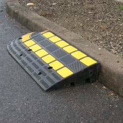 Rampe d'accès pour trottoir avec passe cables