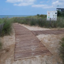 Chemin d'accès en bois pour franchissement de dunes