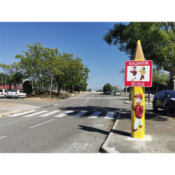 Totem école gros crayon avec panneau ralentir école + figurines