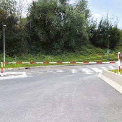 Barrière de route tournante XL  blanche et rouge